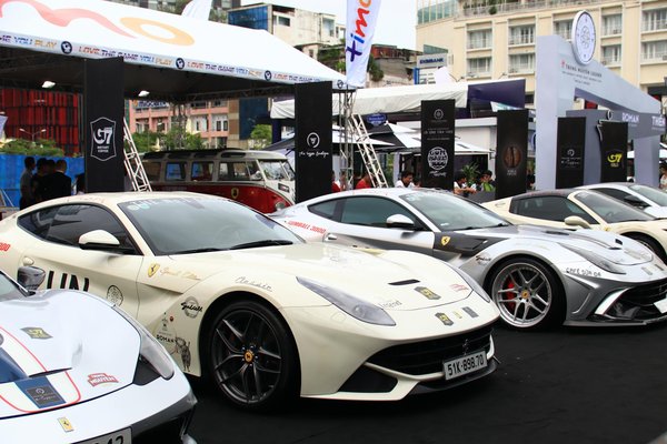 Comment intégrer des pièces en dentelle dans une tenue de bureau?